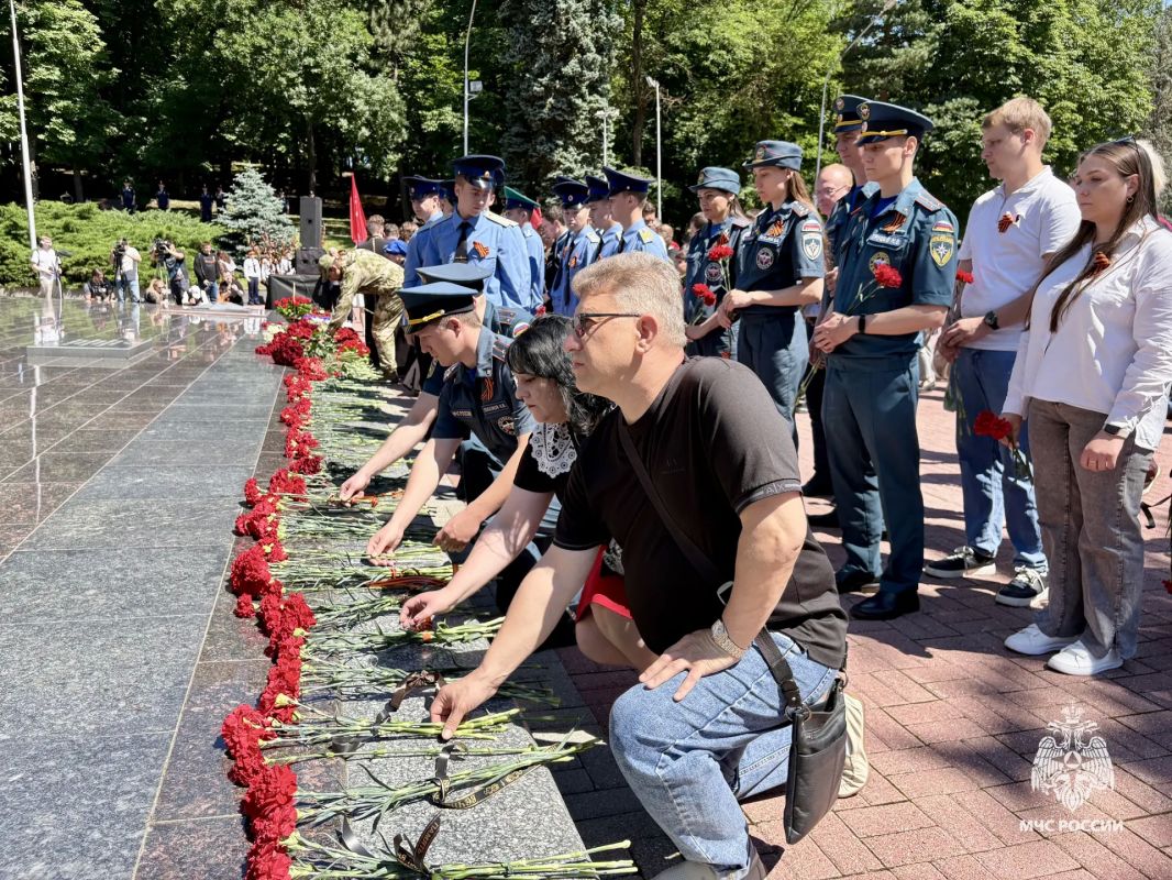 Сотрудники МЧС Ставрополья почтили память героев Великой Отечественной Сотрудники МЧС Ставрополья почтили память героев Великой Отечественной