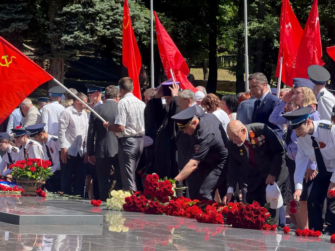 В День памяти и скорби сотрудники полиции Ставропольского края почтили подвиг героев Великой Отечественной войны В День памяти и скорби сотрудники полиции Ставропольского края почтили подвиг героев Великой Отечественной войны