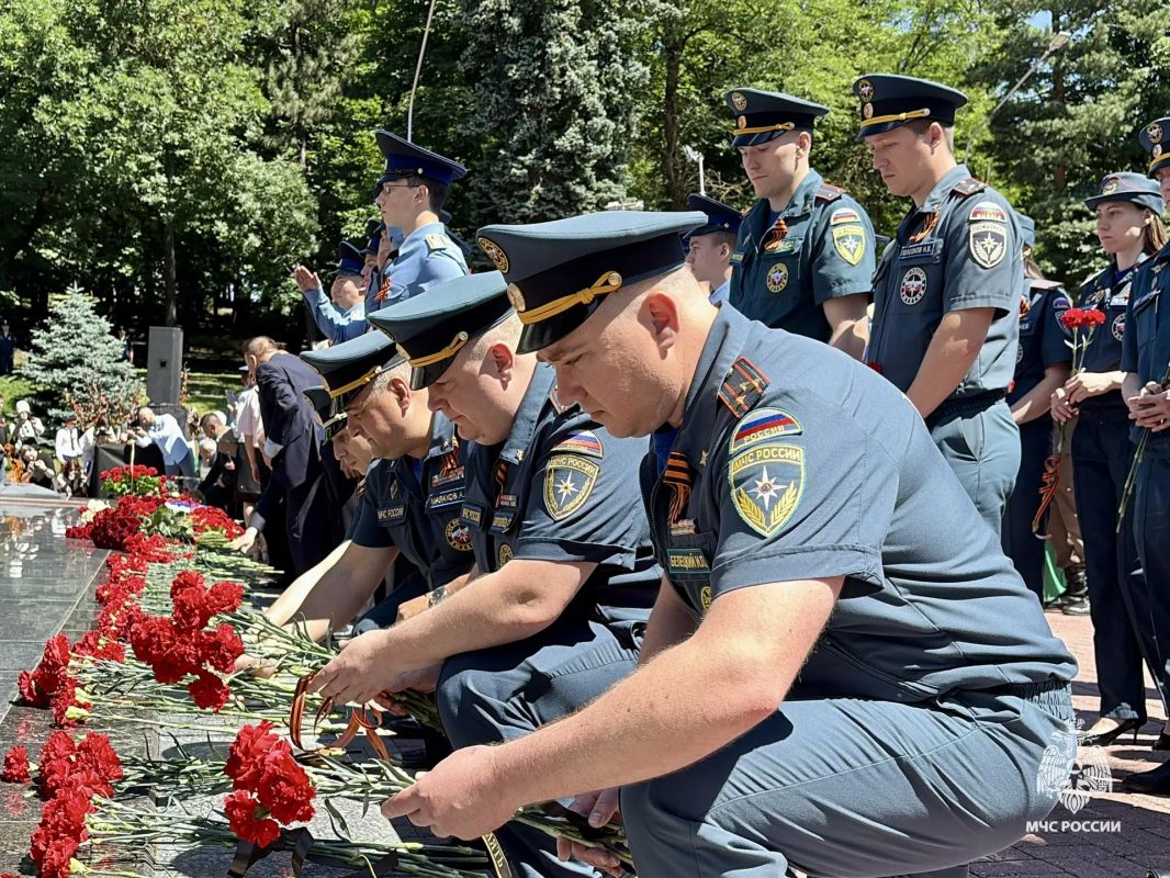 Сотрудники МЧС Ставрополья почтили память героев Великой Отечественной Сотрудники МЧС Ставрополья почтили память героев Великой Отечественной