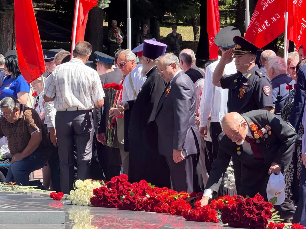 В День памяти и скорби сотрудники полиции Ставропольского края почтили подвиг героев Великой Отечественной войны В День памяти и скорби сотрудники полиции Ставропольского края почтили подвиг героев Великой Отечественной войны