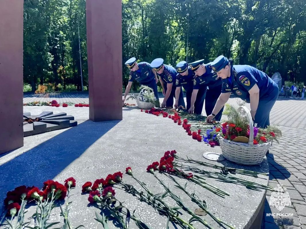 Сотрудники МЧС Ставрополья почтили память героев Великой Отечественной Сотрудники МЧС Ставрополья почтили память героев Великой Отечественной