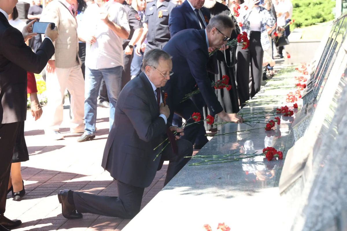 Краевые законодатели почтили память ставропольцев, погибших в годы Великой Отечественной войны Краевые законодатели почтили память ставропольцев, погибших в годы Великой Отечественной войны