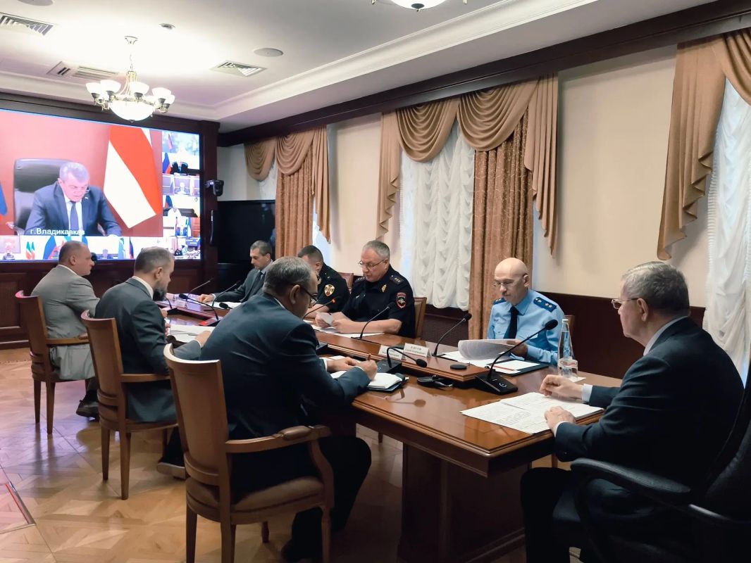 Сегодня в режиме видеоконференции под председательством Юрия Чайки состоялось заседание Совета при полномочном представителе Президента Российской Федерации в Северо-Кавказском федеральном округе, в котором приняли участие... Сегодня в режиме видеоконференции под председательством Юрия Чайки состоялось заседание Совета при полномочном представителе Президента Российской Федерации в Северо-Кавказском федеральном округе, в котором приняли участие...