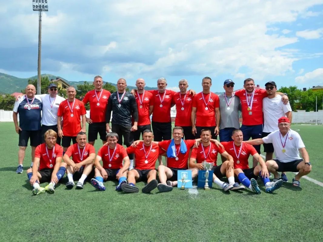 Серебро и путевка в финал. Шесть команд разыграли в поселке Кабардинка Краснодарского края награды первенства Южного и Северо-Кавказского федеральных округов по футболу среди ветеранов 40 лет и старше