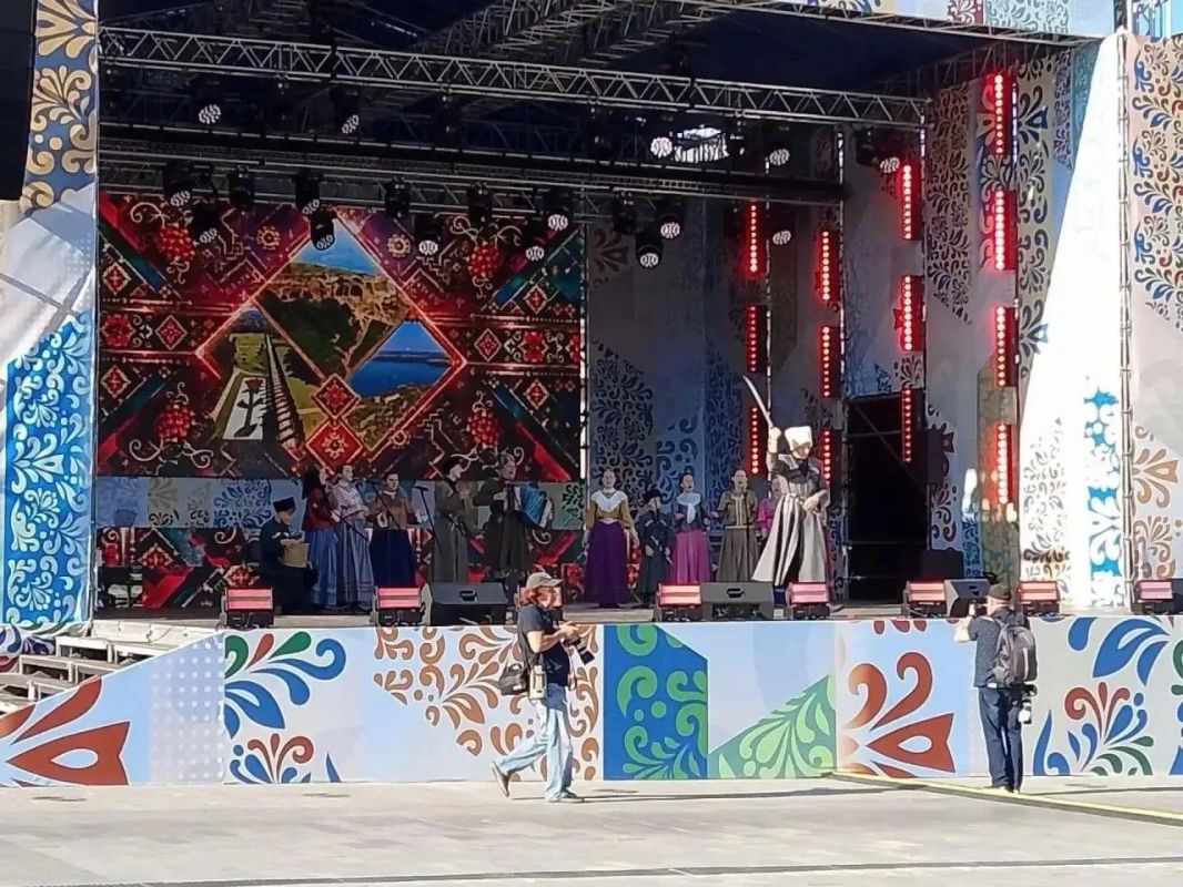 Фольклорно-этнографический ансамбль казачьей песни «Багатица» детского центра «Орленок» из Ставрополя стал лауреатом III Всероссийской фольклориады Фольклорно-этнографический ансамбль казачьей песни «Багатица» детского центра «Орленок» из Ставрополя стал лауреатом III Всероссийской фольклориады