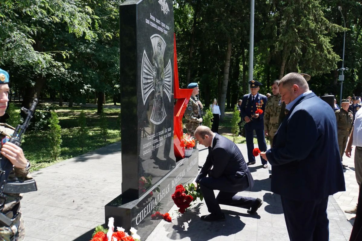 В Парке Победы в Ессентуках появился памятник, который хранит память о герояхземляках В Парке Победы в Ессентуках появился памятник, который хранит память о герояхземляках