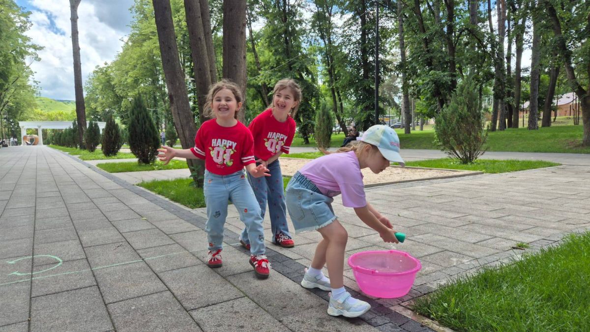 Волонтеры отряда «Авангард» вновь провели акцию «Летний десант» на территории Старого озера