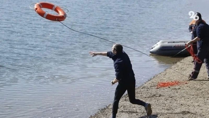 На Комсомольском пруду в Ставрополе спасатели помогли двум отдыхающим — подростку и женщине