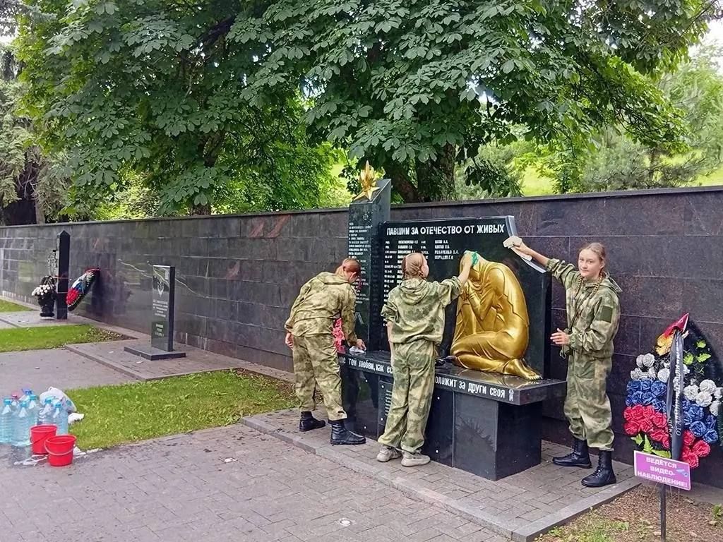 Евгений Моисеев: Юнармейцы в Кисловодске привели в порядок памятник ко Дню ветеранов боевых действий Евгений Моисеев: Юнармейцы в Кисловодске привели в порядок памятник ко Дню ветеранов боевых действий