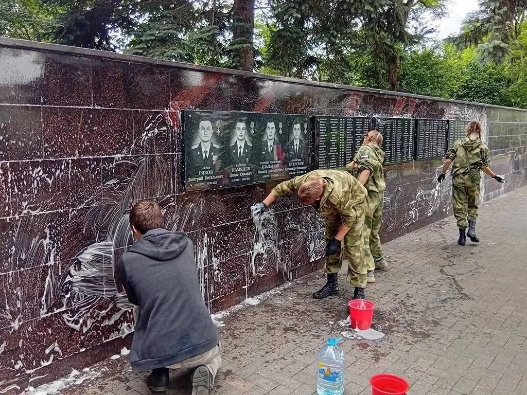 Евгений Моисеев: Юнармейцы в Кисловодске привели в порядок памятник ко Дню ветеранов боевых действий Евгений Моисеев: Юнармейцы в Кисловодске привели в порядок памятник ко Дню ветеранов боевых действий
