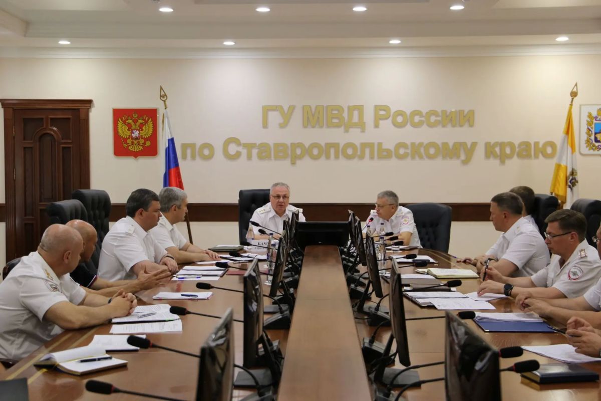 Начальник ГУ МВД России по СКФО Сергей Бачурин провел совещание с руководителями подразделений краевого полицейского Главка Начальник ГУ МВД России по СКФО Сергей Бачурин провел совещание с руководителями подразделений краевого полицейского Главка