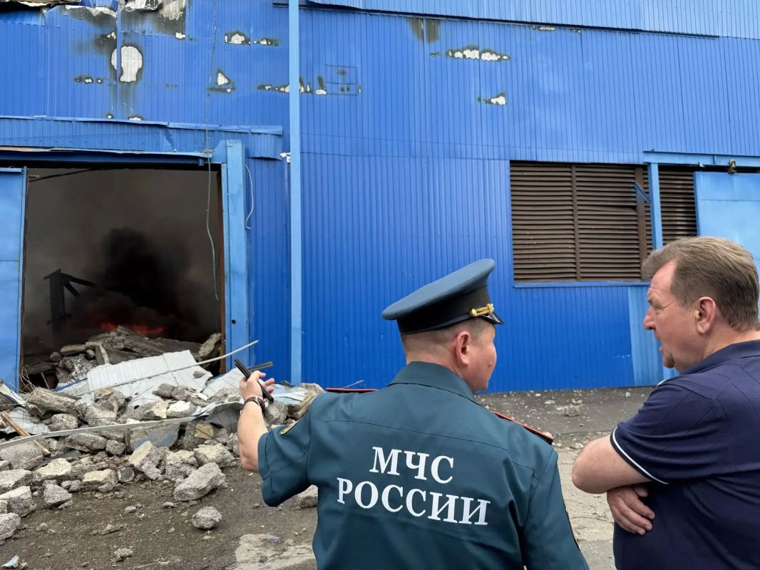 Глава Ставрополя Иван Ульянченко находится на месте ЧП. Специалисты продолжают работать, в помощь пожарным привлекли 10 дополнительных водовозных машин