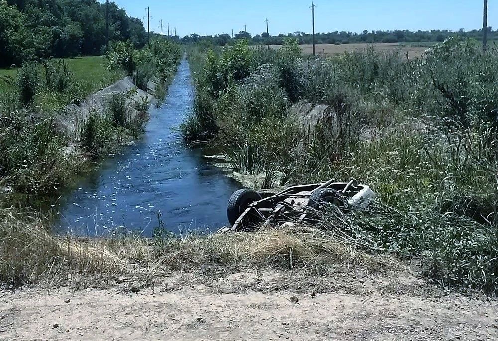 72-летний водитель погиб при опрокидывании авто в канал в Труновском округе
