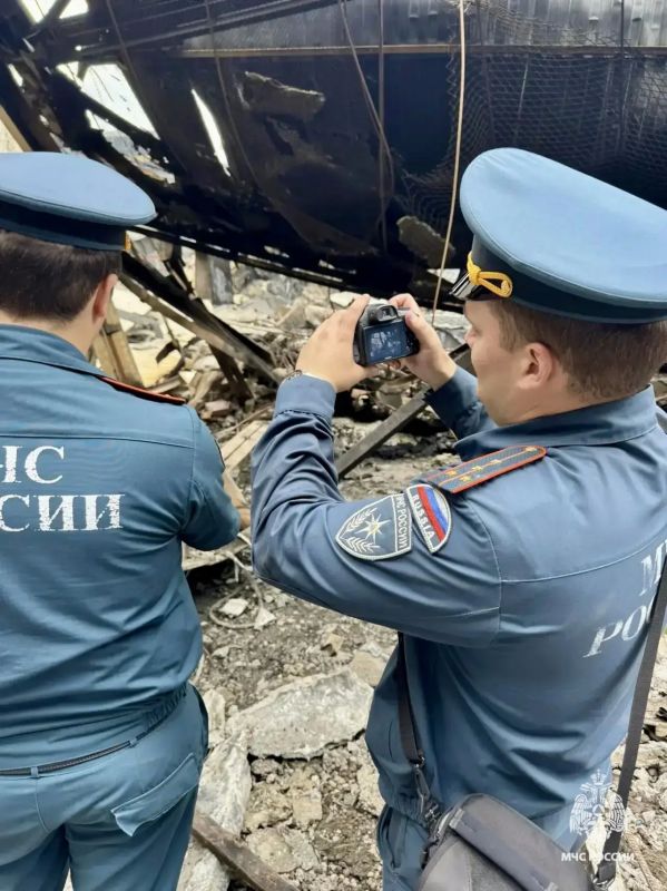 После пожара: на месте сгоревшего производственного цеха работают дознаватели После пожара: на месте сгоревшего производственного цеха работают дознаватели