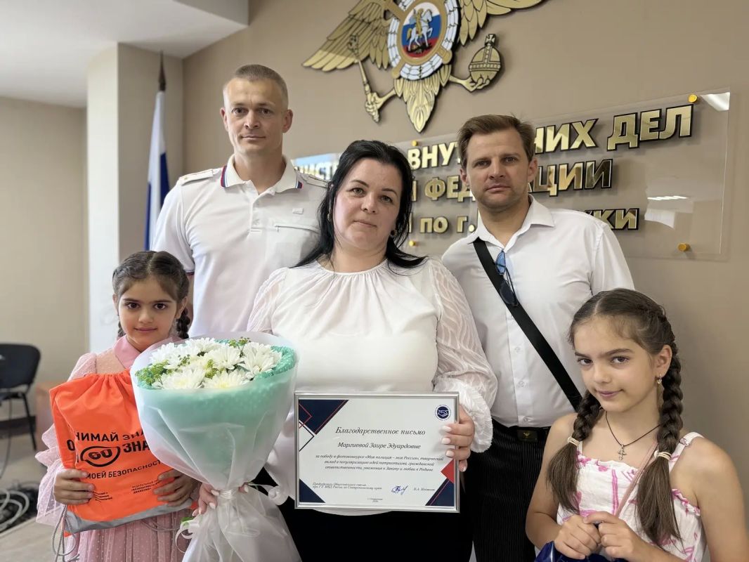 Помните, что мы проводили конкурс «Моя полиция – моя Россия»? В начале лета жители края делились тематическими снимками, которые показывают любовь к Родине, уважение к Закону и связь поколений Помните, что мы проводили конкурс «Моя полиция – моя Россия»? В начале лета жители края делились тематическими снимками, которые показывают любовь к Родине, уважение к Закону и связь поколений