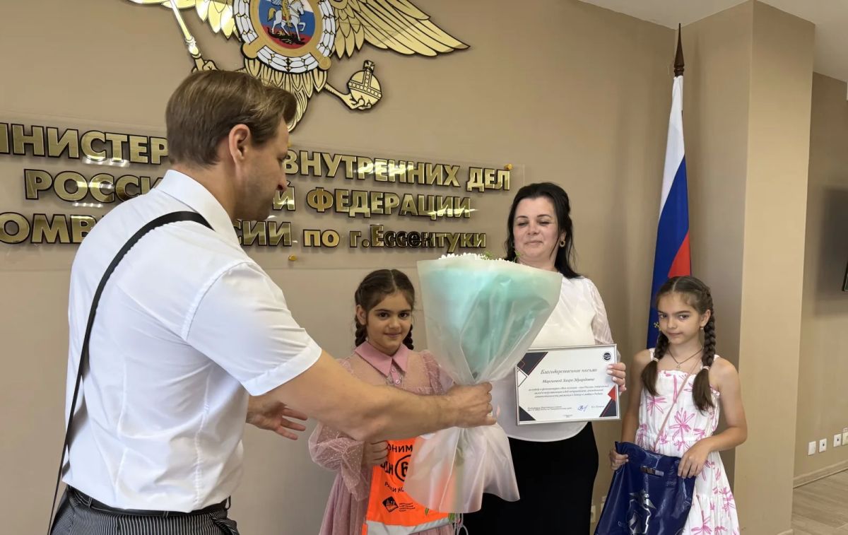 Помните, что мы проводили конкурс «Моя полиция – моя Россия»? В начале лета жители края делились тематическими снимками, которые показывают любовь к Родине, уважение к Закону и связь поколений Помните, что мы проводили конкурс «Моя полиция – моя Россия»? В начале лета жители края делились тематическими снимками, которые показывают любовь к Родине, уважение к Закону и связь поколений