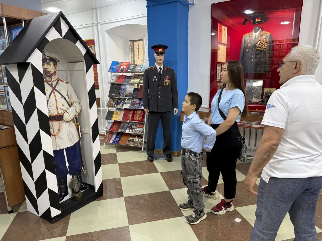 Помните, что мы проводили конкурс «Моя полиция – моя Россия»? В начале лета жители края делились тематическими снимками, которые показывают любовь к Родине, уважение к Закону и связь поколений Помните, что мы проводили конкурс «Моя полиция – моя Россия»? В начале лета жители края делились тематическими снимками, которые показывают любовь к Родине, уважение к Закону и связь поколений