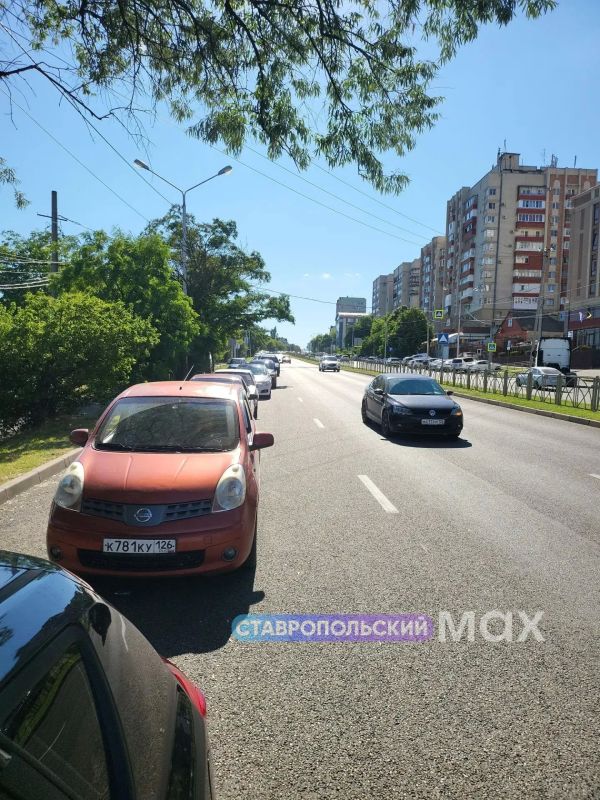 Ставропольский ресторан бесплатно угощает лимонадом горожан, которые стоят в очереди на заправку Ставропольский ресторан бесплатно угощает лимонадом горожан, которые стоят в очереди на заправку