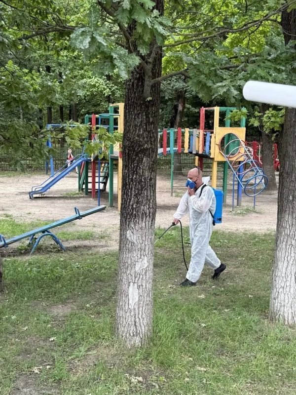 В Ставрополе продолжается акарицидная обработка - специалисты распыляют раствор для борьбы с клещами на пешеходных дорожках, детских площадках, в скверах и парках В Ставрополе продолжается акарицидная обработка - специалисты распыляют раствор для борьбы с клещами на пешеходных дорожках, детских площадках, в скверах и парках