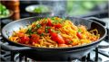 Лапша с сочными кусочками свиного окорока в азиатском стиле