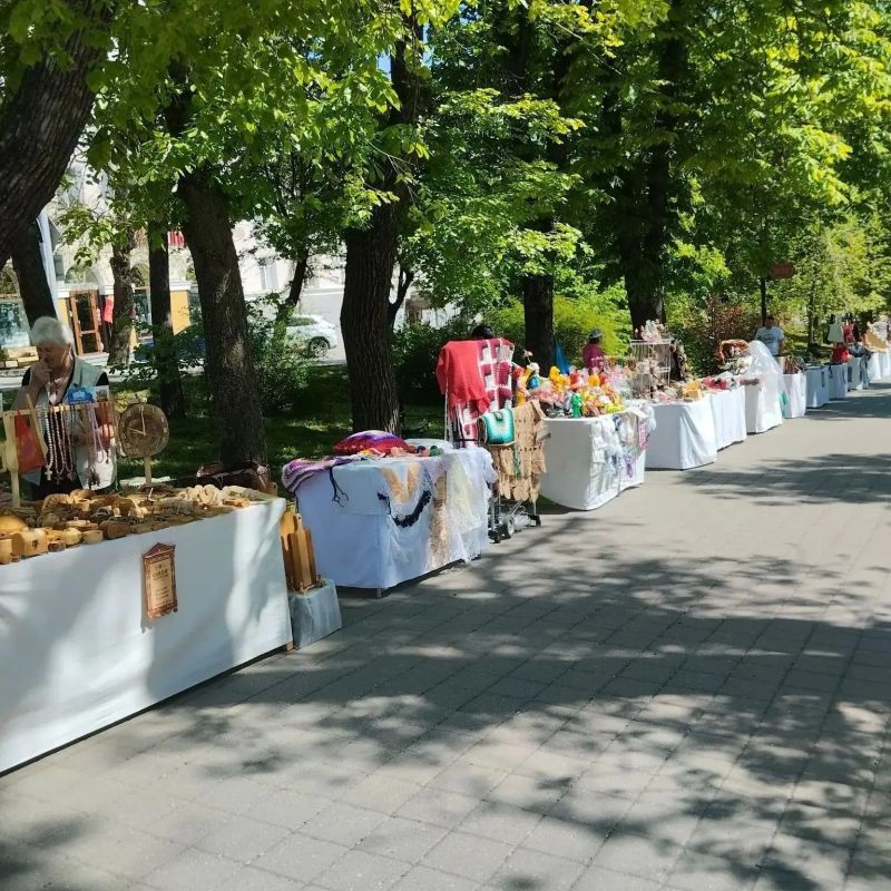 Продолжает работу творческий проект «Бульвар мастеров», который объединяет любителей декоративно-прикладного искусства и помогает ремесленникам представлять свои работы жителям и гостям краевой столицы Продолжает работу творческий проект «Бульвар мастеров», который объединяет любителей декоративно-прикладного искусства и помогает ремесленникам представлять свои работы жителям и гостям краевой столицы