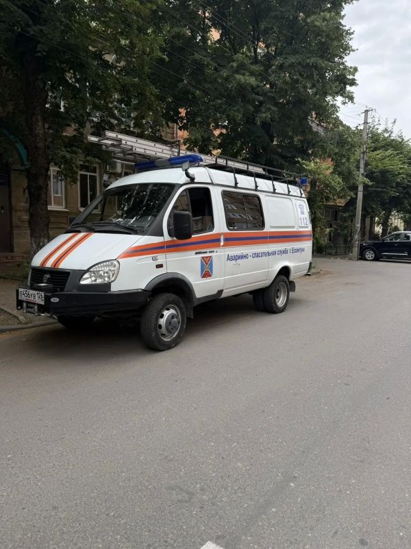 Сегодня, 14 июля 2026 года, в Ессентуках в районе дома № 23 по улице Долина Роз произошёл инцидент - прохожий заметил предмет, напоминающий гранату, и сразу же передал информацию в экстренные службы
