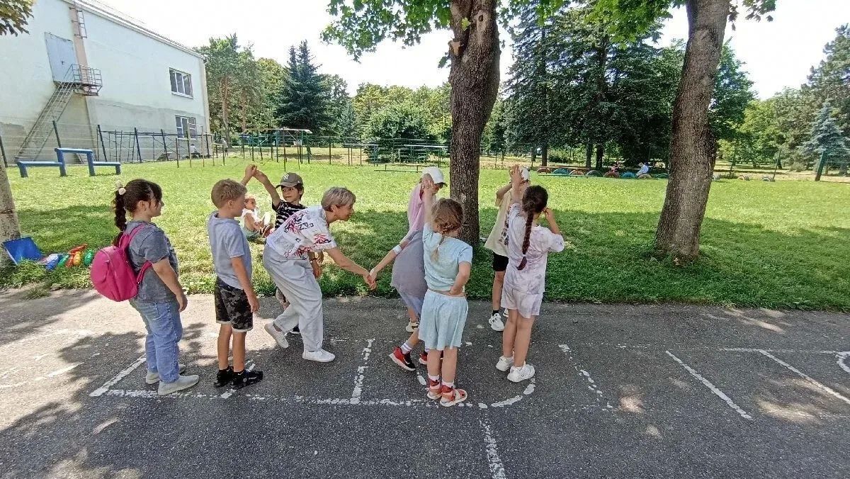 В детской библиотекефилиале № 5 ессентукские ребята из пришкольного лагеря школы № 5 им. А. Т. Губина прикоснулись к сокровищам русской старины В детской библиотекефилиале № 5 ессентукские ребята из пришкольного лагеря школы № 5 им. А. Т. Губина прикоснулись к сокровищам русской старины