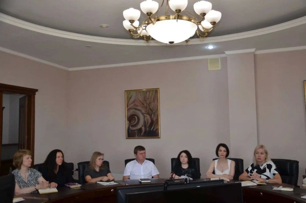 Планерка. Первый заместитель министра природных ресурсов и охраны окружающей среды края Максим Плотников провел оперативное совещание с руководителями подразделений Планерка. Первый заместитель министра природных ресурсов и охраны окружающей среды края Максим Плотников провел оперативное совещание с руководителями подразделений