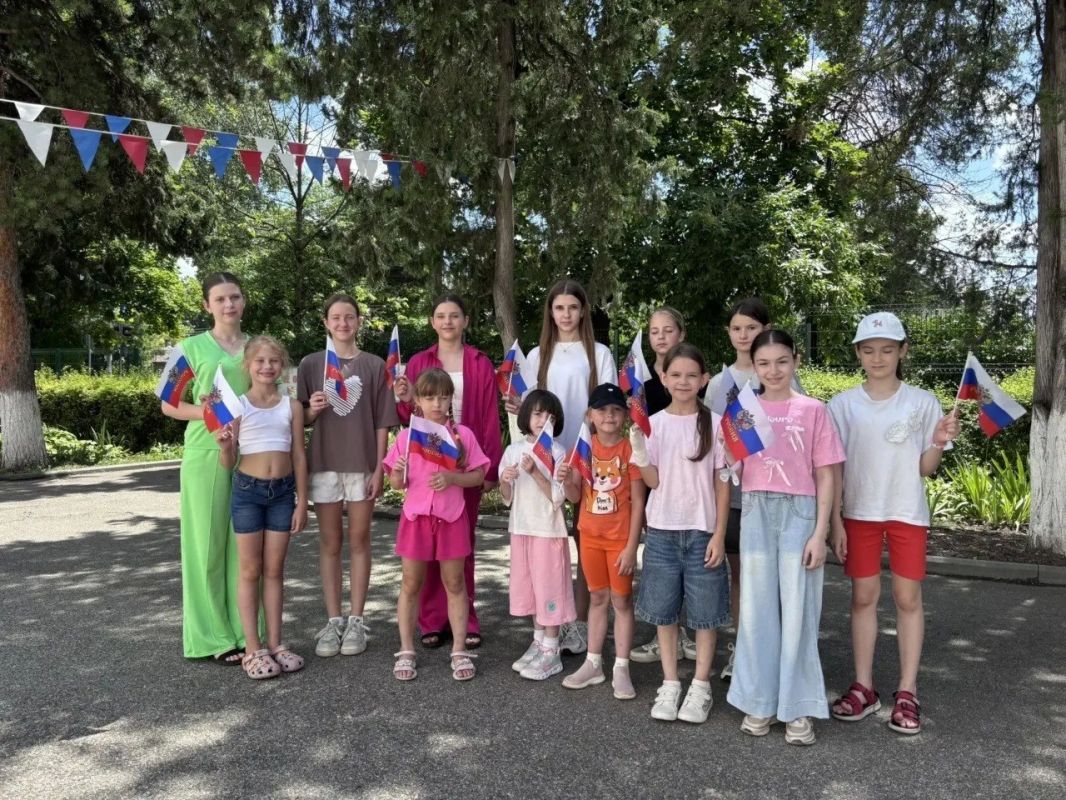 В летнем ессентукском лагере «Солнышко» (МБОУ СОШ № 7) день получился по-особенному тёплым и вдохновляющим! В летнем ессентукском лагере «Солнышко» (МБОУ СОШ № 7) день получился по-особенному тёплым и вдохновляющим!