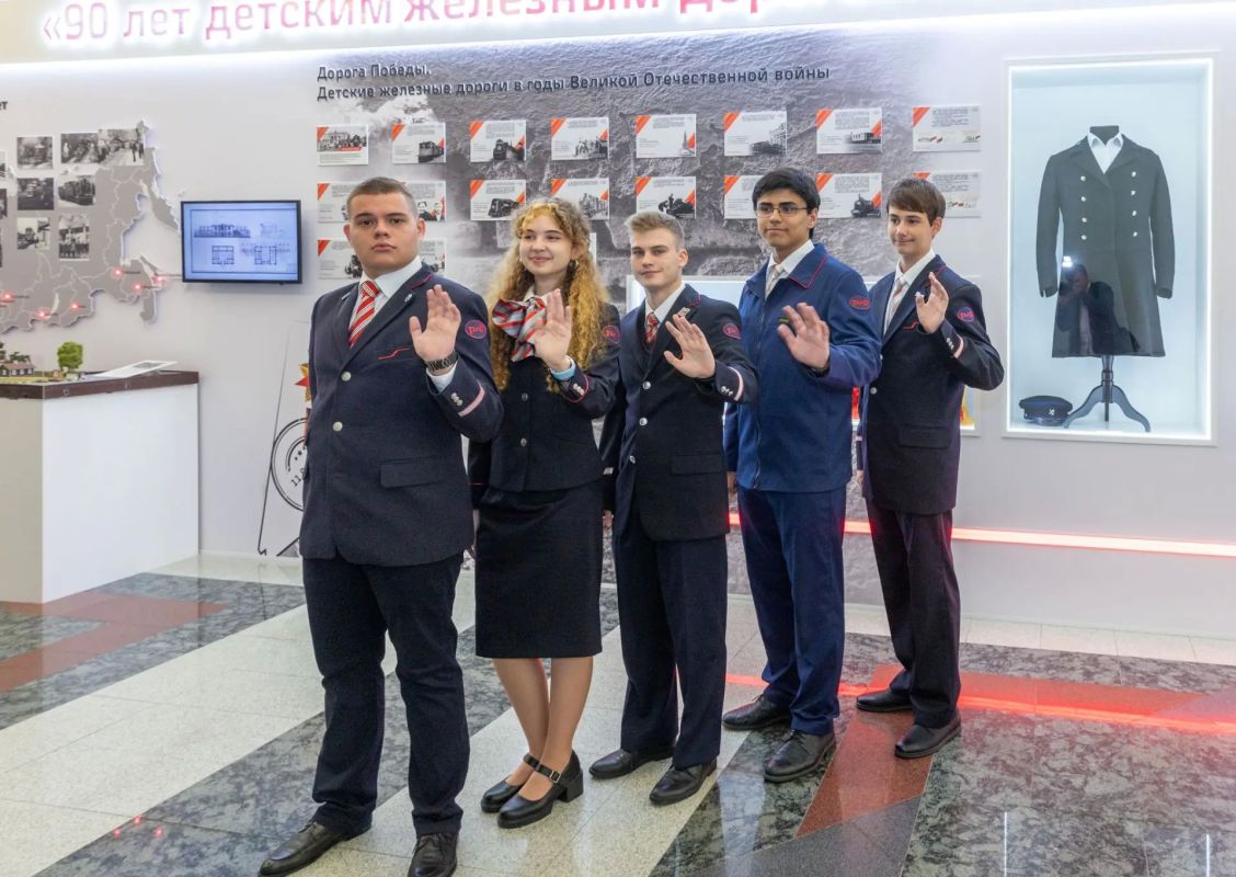 Выставка в честь юбилея детских железных дорог открылась в Государственной Думе РФ Выставка в честь юбилея детских железных дорог открылась в Государственной Думе РФ