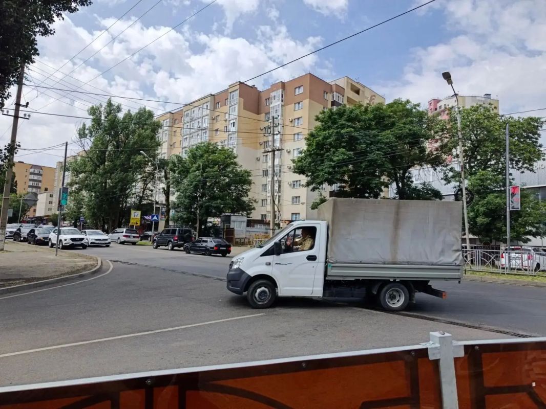 Новый светофор появился сегодня на улице Октябрьской на перекрестке с бульваром Зеленая роща Новый светофор появился сегодня на улице Октябрьской на перекрестке с бульваром Зеленая роща