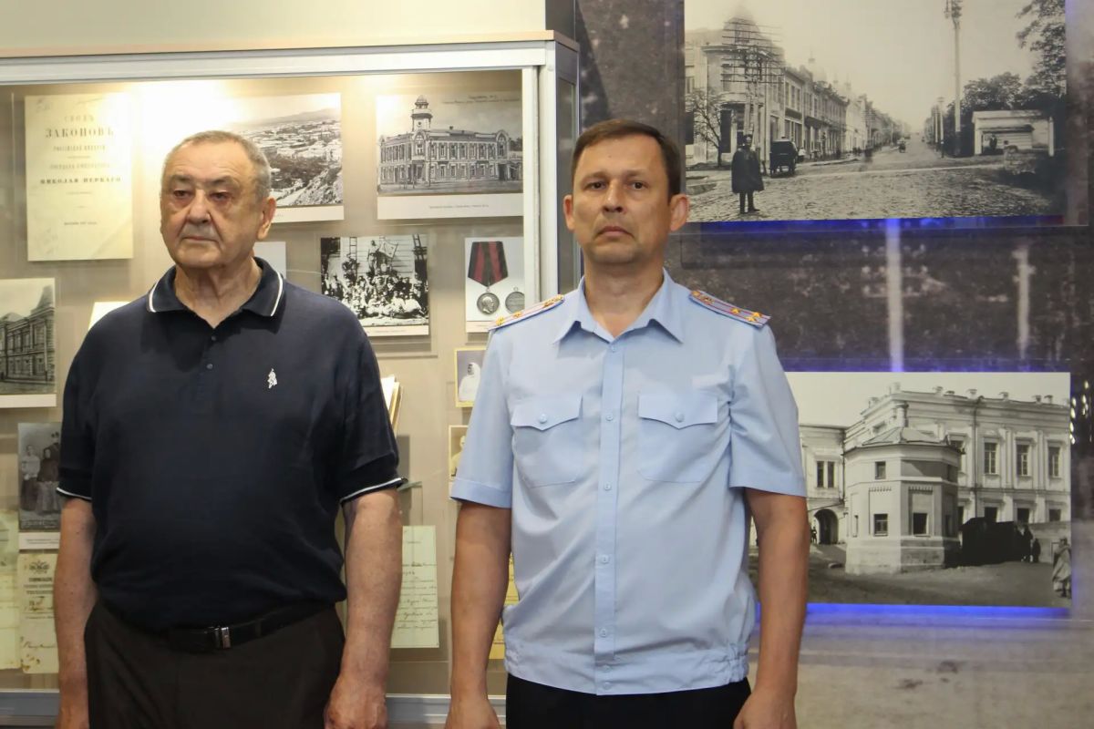 В Музее истории органов внутренних дел региона молодым полицейским Ставрополья вручили первые офицерские погоны В Музее истории органов внутренних дел региона молодым полицейским Ставрополья вручили первые офицерские погоны