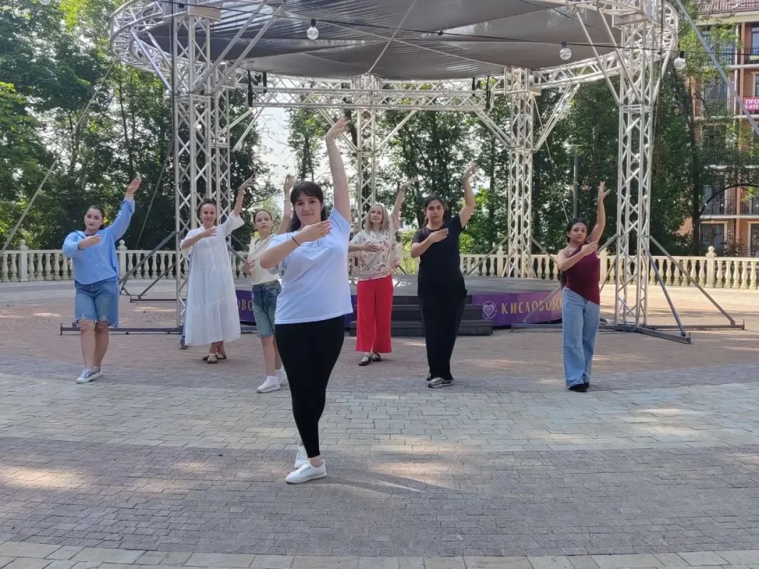 Сегодня в Комсомольском парке прошёл мастеркласс по армянским танцам от хореографического ансамбля «НорДар»! Участники разучили традиционные армянские движения и понастоящему прикоснулись к богатой культуре народа Сегодня в Комсомольском парке прошёл мастеркласс по армянским танцам от хореографического ансамбля «НорДар»! Участники разучили традиционные армянские движения и понастоящему прикоснулись к богатой культуре народа