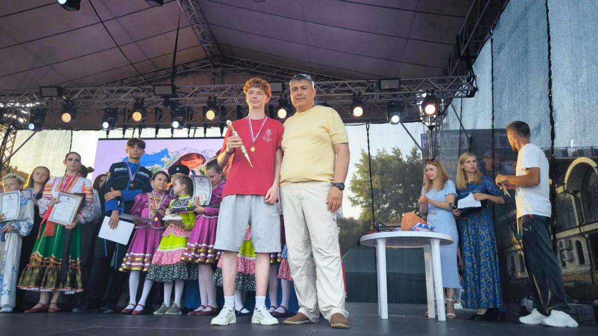 Сегодня поздравил победителей фестиваля фланкировки на Театральной площади Сегодня поздравил победителей фестиваля фланкировки на Театральной площади