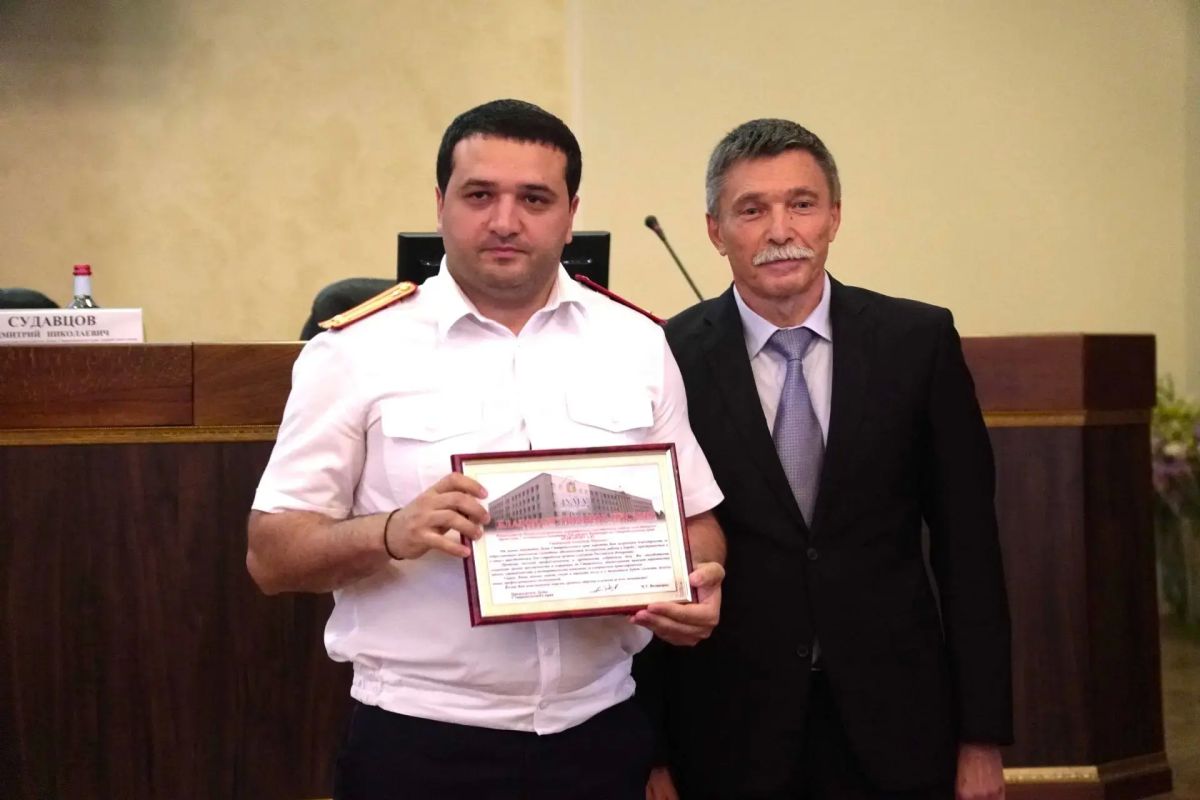 Дмитрий Судавцов вручил следователям Ставрополья награды Думы региона Дмитрий Судавцов вручил следователям Ставрополья награды Думы региона