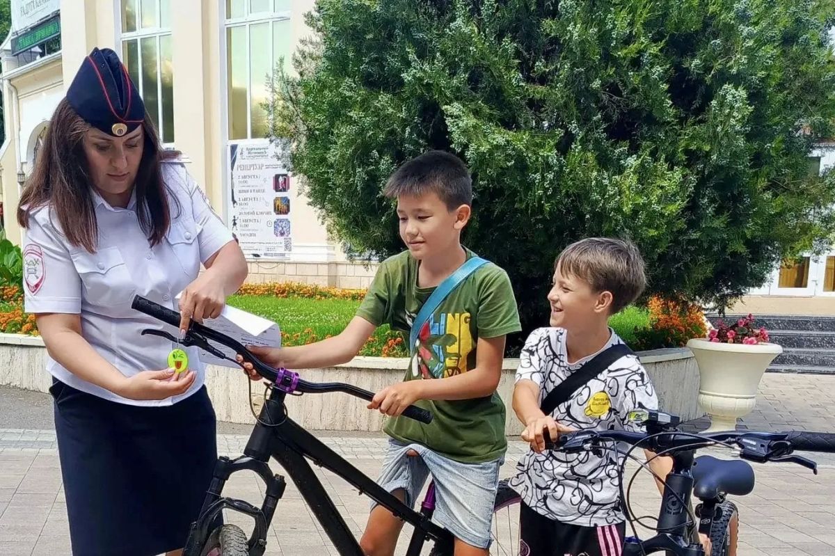 В рамках мероприятия «Безопасное лето» в парках и на детских площадках Ставрополья организованы индивидуальные беседы с пользователями двухколесного транспорта В рамках мероприятия «Безопасное лето» в парках и на детских площадках Ставрополья организованы индивидуальные беседы с пользователями двухколесного транспорта
