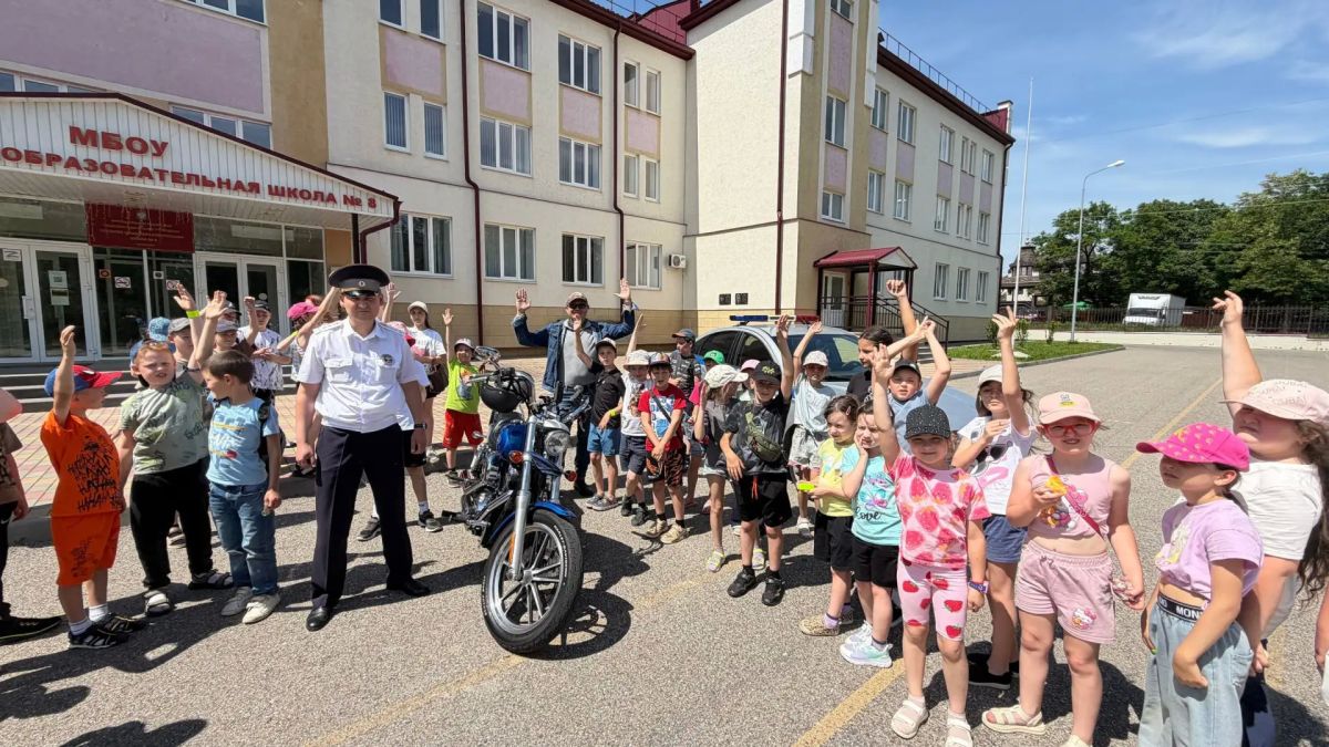 В Ессентуках в лагере школы № 8 прошли занятия по дорожной безопасности в рамках акций «Каникулы с общественным советом», «Драйв безопасности» и «Безопасное лето»