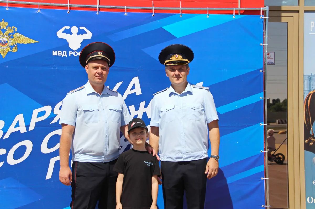 В Ставрополе полицейские и общественники краевого Главка провели масштабную «Зарядку со стражем порядка» В Ставрополе полицейские и общественники краевого Главка провели масштабную «Зарядку со стражем порядка»
