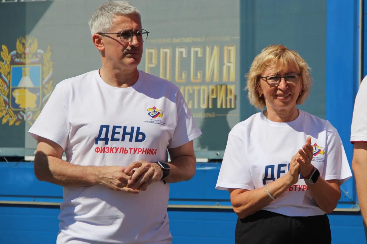 В Ставрополе полицейские и общественники краевого Главка провели масштабную «Зарядку со стражем порядка» В Ставрополе полицейские и общественники краевого Главка провели масштабную «Зарядку со стражем порядка»