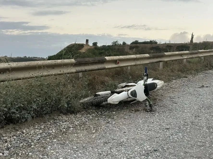 Водитель мотоцикла погиб, наехав на дорожное ограждение в Кировском округе