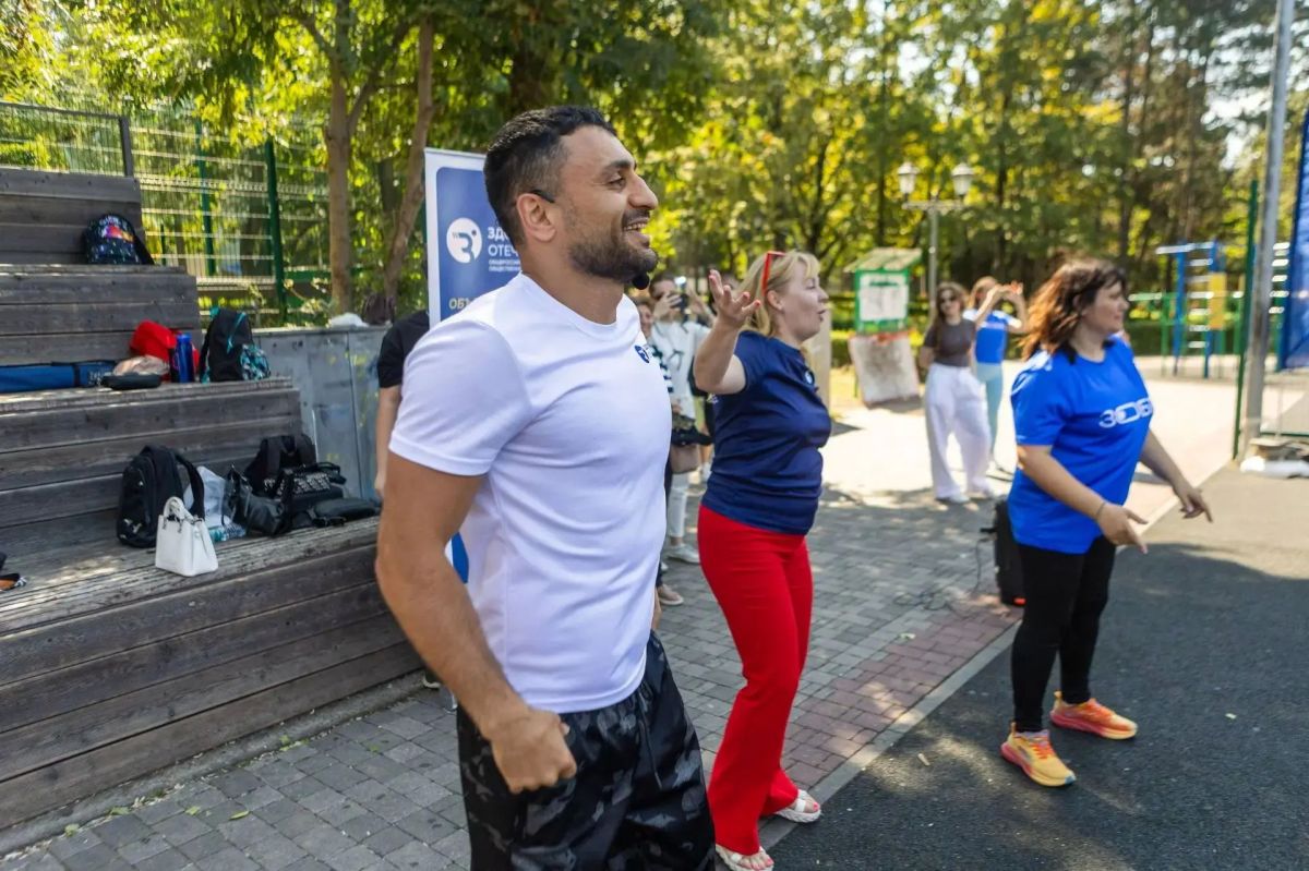 В Пятигорске чемпионы мира и России провели зарядку для жителей и гостей города