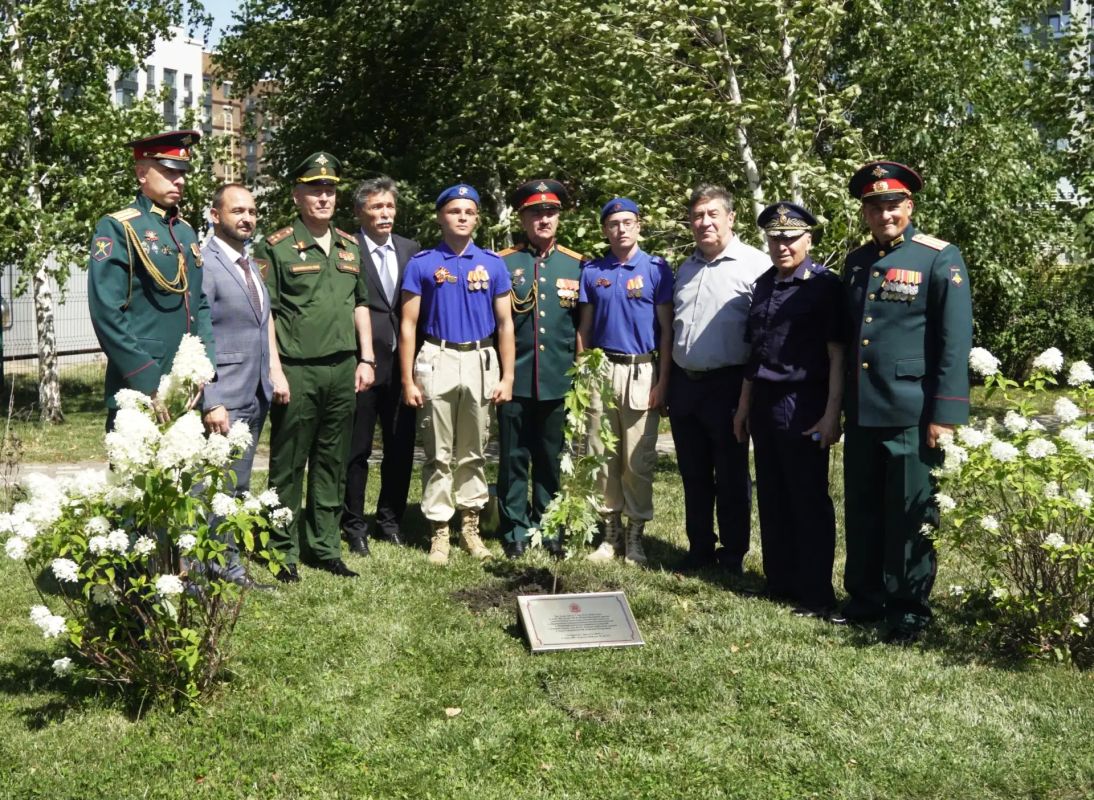 Капсулу с посланием будущим поколениям заложили воины 49-й общевойсковой армии в Ставрополе Капсулу с посланием будущим поколениям заложили воины 49-й общевойсковой армии в Ставрополе