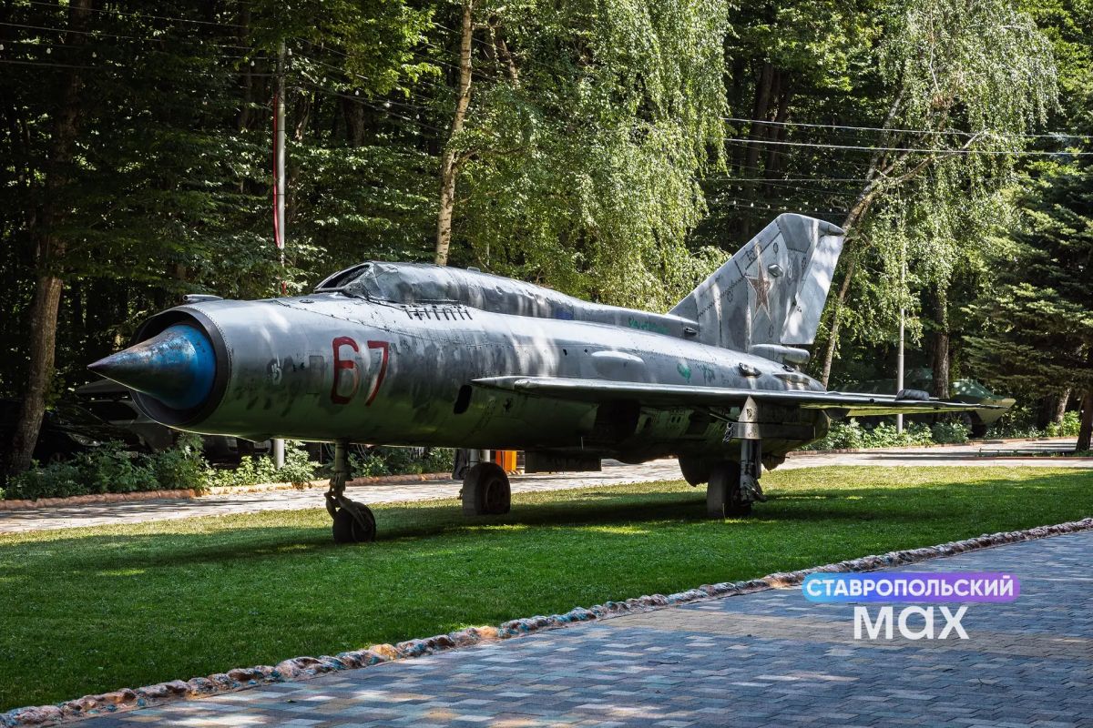 МиГ-21 «перелетел» на новое место в Парке Победы Ставрополя МиГ-21 «перелетел» на новое место в Парке Победы Ставрополя