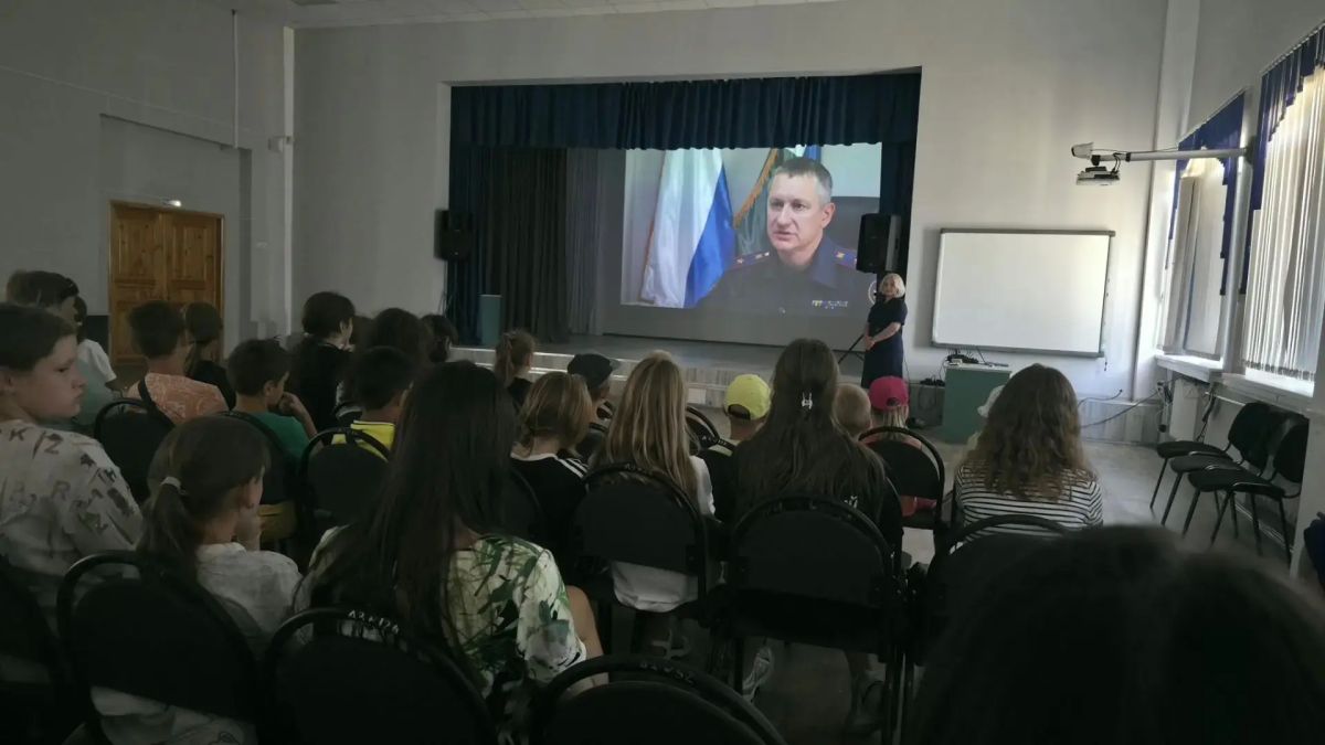 В Изобильненском округе сотрудники СКР провели профилактическую беседу в пришкольном лагере