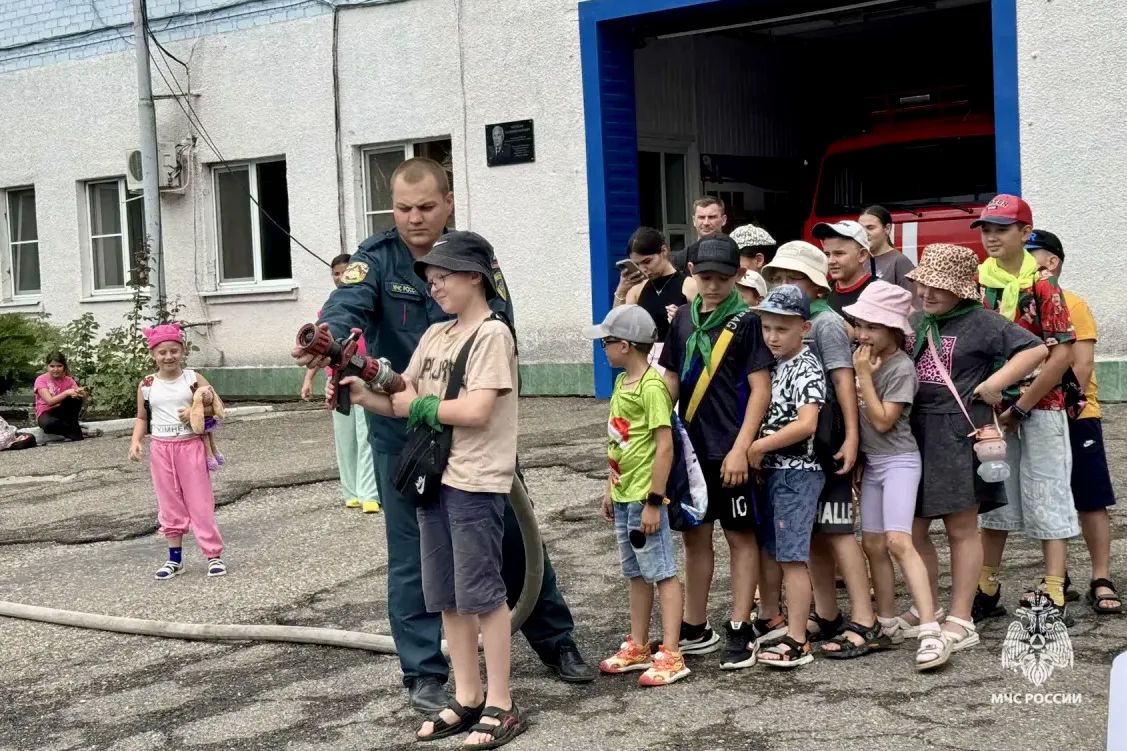 Огнеборцы МЧС Ставрополья рассказали школьникам из Георгиевска о своей профессии