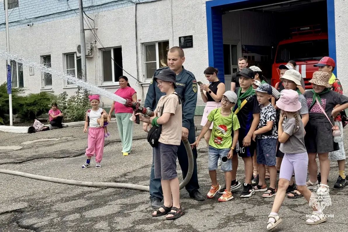 Огнеборцы МЧС Ставрополья рассказали школьникам из Георгиевска о своей профессии Огнеборцы МЧС Ставрополья рассказали школьникам из Георгиевска о своей профессии