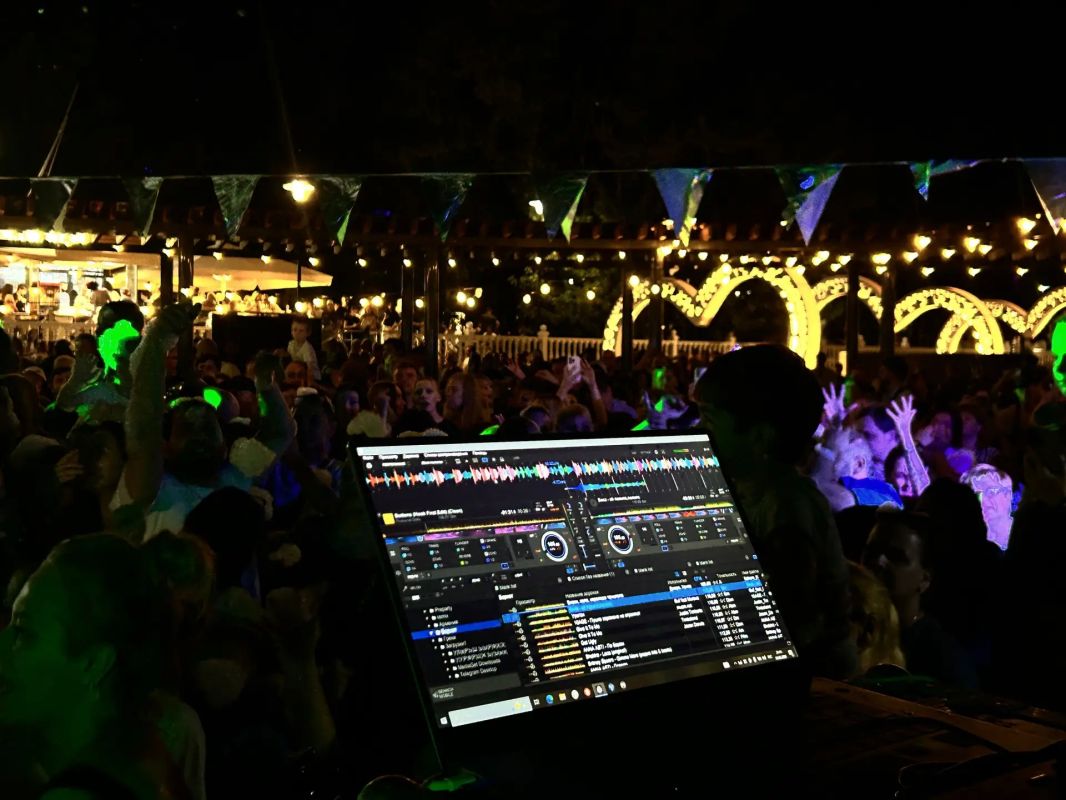 500-метровый танцпол Пенная вечеринка и мощный DJ-сет поставили точку в нашем мероприятии. Сегодня пляж Старого озера превратился в огромный танцпол, который был заполнен гостями нашего фестиваля 500-метровый танцпол Пенная вечеринка и мощный DJ-сет поставили точку в нашем мероприятии. Сегодня пляж Старого озера превратился в огромный танцпол, который был заполнен гостями нашего фестиваля