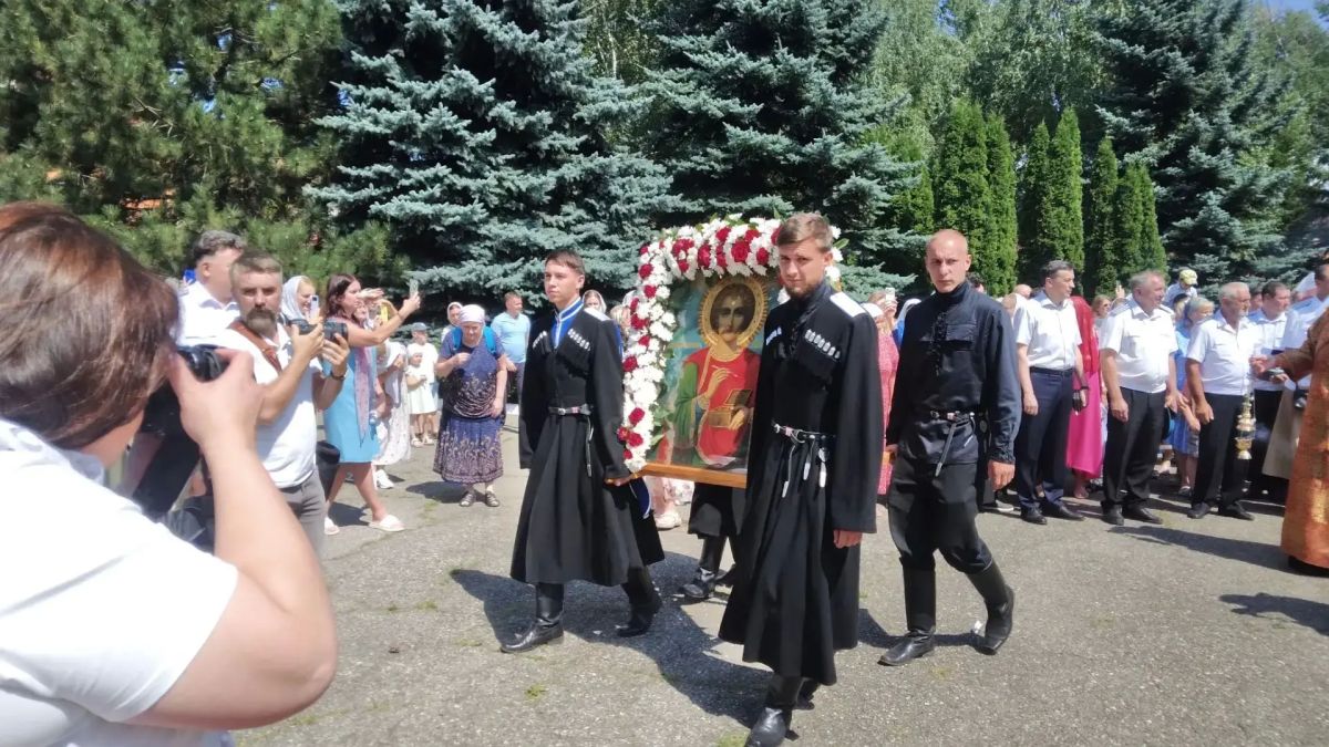 Большой праздник храмовая Пасха отметили сегодня в храме Святого великомученика и Целителя Пантелеймона в юго-западном районе Ставрополя Большой праздник храмовая Пасха отметили сегодня в храме Святого великомученика и Целителя Пантелеймона в юго-западном районе Ставрополя