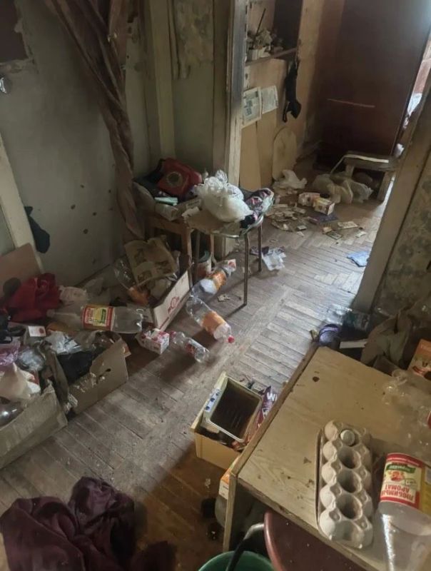 В Кисловодске вскрыли квартиру из-за запаха и нашли тело пенсионерки В Кисловодске вскрыли квартиру из-за запаха и нашли тело пенсионерки