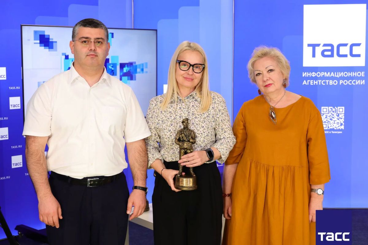 Памятные статуэтки и благодарственные письма главе города Пятигорска, председателю городской думы, а также журналистам передали участники СВО с благодарностью за передачу гуманитарной помощи в зону проведения специальной... Памятные статуэтки и благодарственные письма главе города Пятигорска, председателю городской думы, а также журналистам передали участники СВО с благодарностью за передачу гуманитарной помощи в зону проведения специальной...